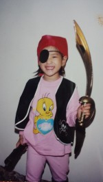 Yoo-Jin takes on the "tweeter" side of being a pirate! 